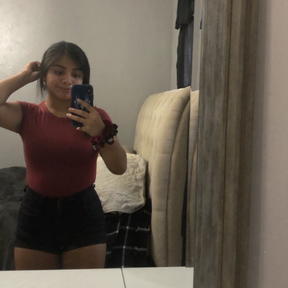 Meet your Posher, Izela